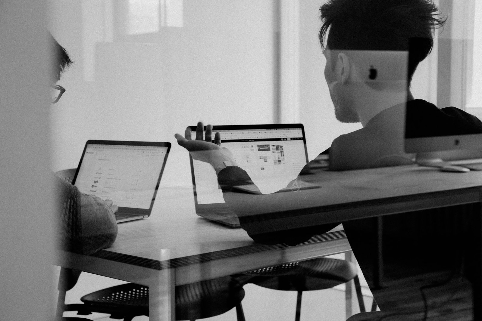 Persona sola trabajando frente a la laptop de noche